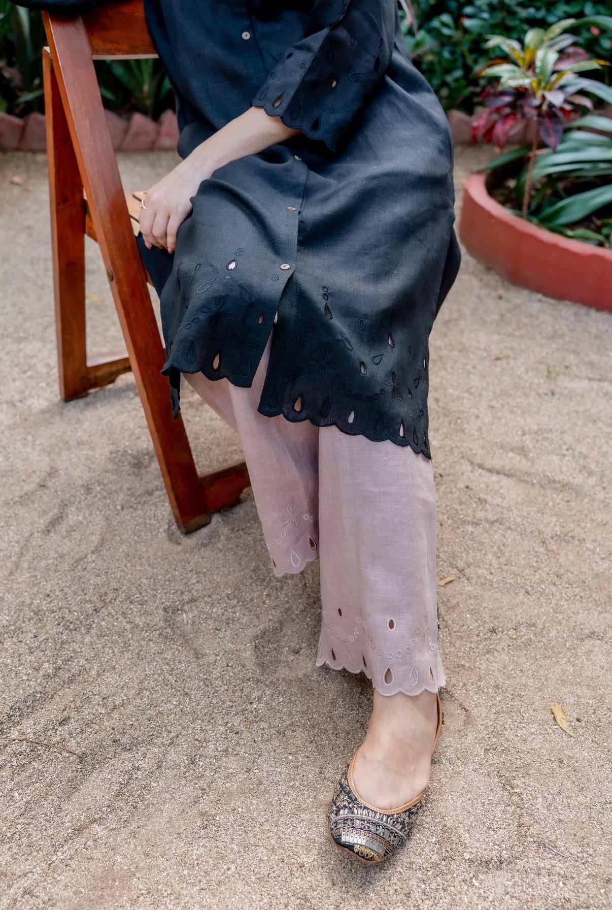Black-Deep Taupe Linen Pair